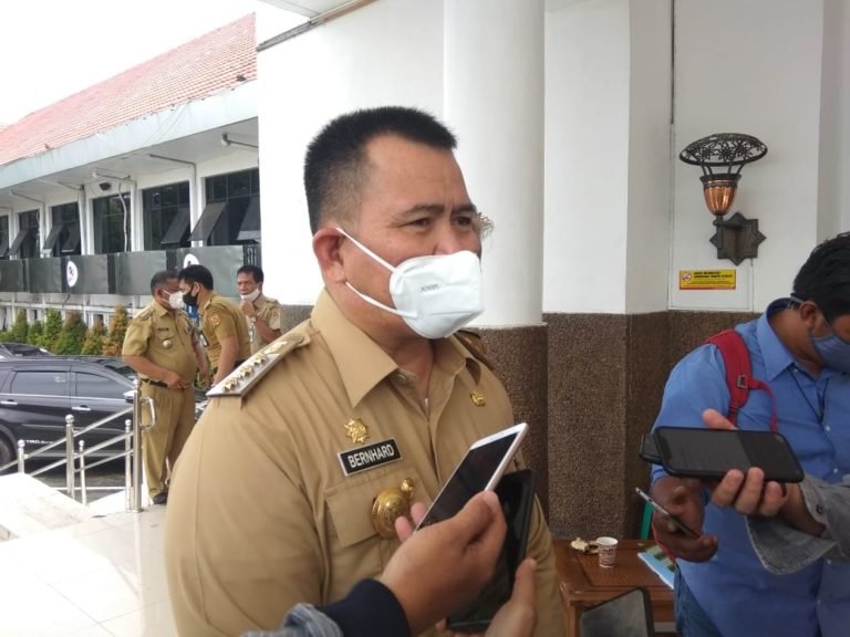 Penjabat Walikota Banjarbaru Disematkan Rudy Resnawan, Bernhard : Netralitas ASN Harga Mati 3 IMG 20200928 WA0008