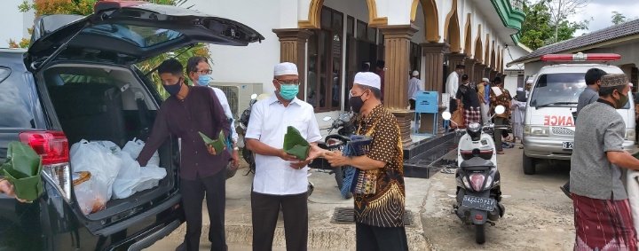 Haji Martinus Kunjungi Warga Guntung Payung Hingga Bagikan Makanan Gratis untuk Jamaah Salat Jumat 3 S00911 13565989