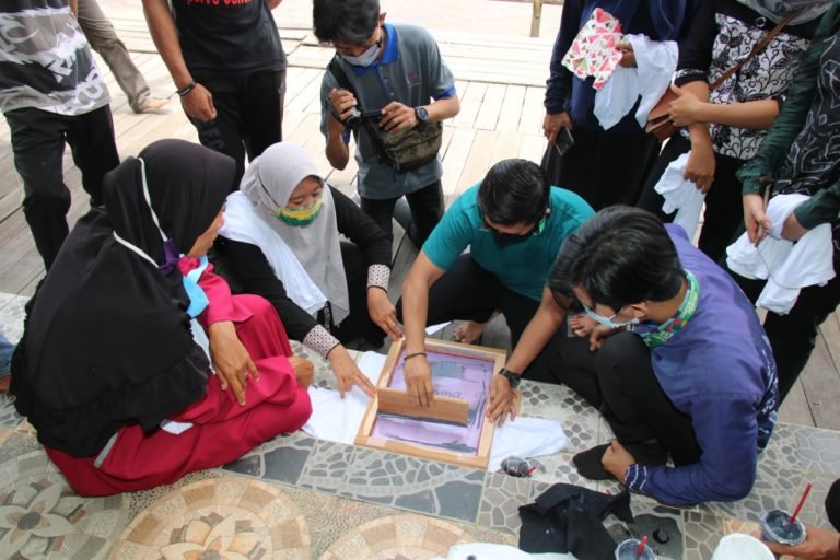 Disbudpar Kabupaten Banjar Lakukan Workshop Sablon Agar Ekonomi Masyarakat Di Tempat Wisata Lok Baintan Meningkat 3 IMG 20201119 WA0105