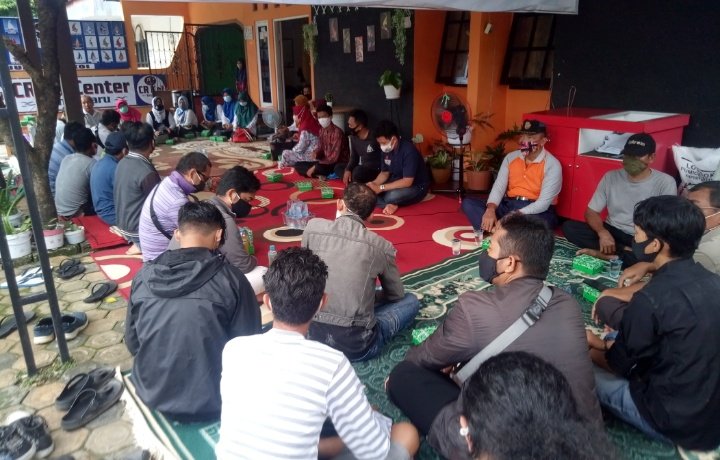 DKP3 Banjarbaru dan Perum Perikanan Indonesia Kalsel Siap Bantu Komunitas Ikan Hias Koi, Candra : Terima Kasih Dukungannya 2 S01111 17474537